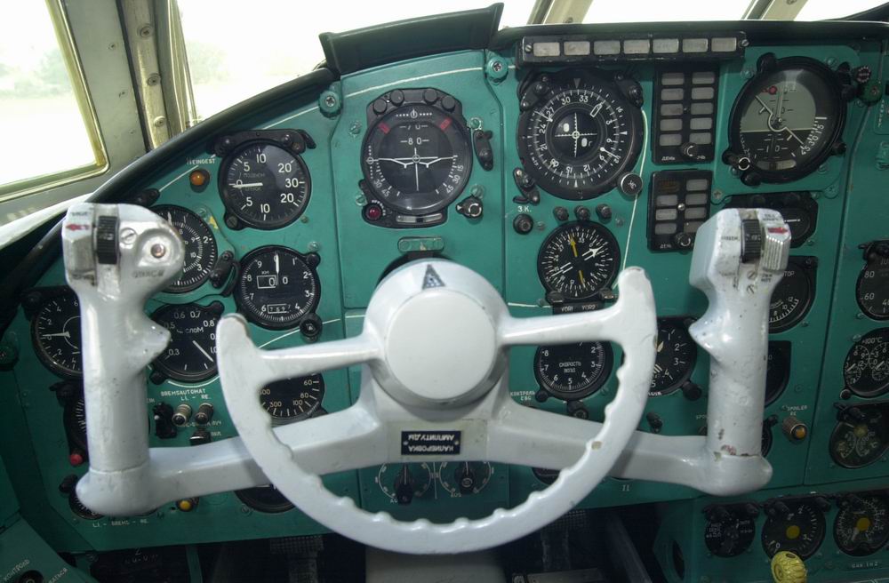 IL-62_CPT_Cockpit_1_JPG